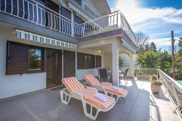 Apartments with terrace Njivice, Kvarner