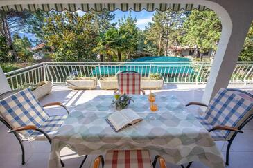 Apartments with terrace Njivice, Kvarner