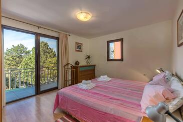 Apartments with terrace Njivice, Kvarner