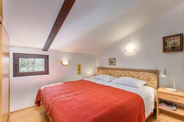 Apartments with terrace Njivice, Kvarner