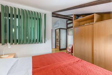 Apartments with terrace Njivice, Kvarner