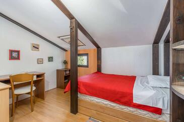 Apartments with terrace Njivice, Kvarner