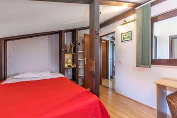 Apartments with terrace Njivice, Kvarner