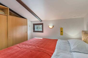 Apartments with terrace Njivice, Kvarner