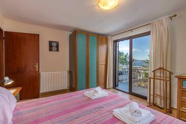 Apartments with terrace Njivice, Kvarner