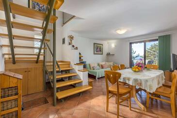 Apartments with terrace Njivice, Kvarner