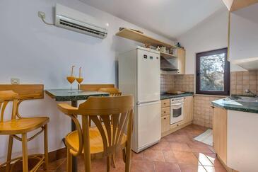 Apartments with terrace Njivice, Kvarner