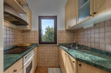 Apartments with terrace Njivice, Kvarner