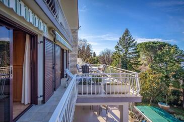 Apartments with terrace Njivice, Kvarner