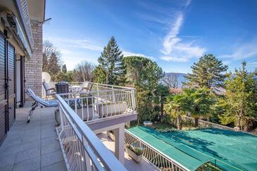 Apartments with terrace Njivice, Kvarner