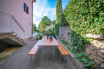 Apartments with terrace Njivice, Kvarner