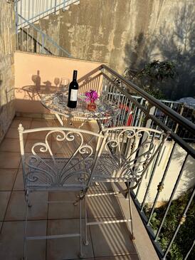 Ferienwohnungen mit Parkplatz Nemira, Omis - 21891