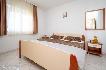 Apartmanok családok részére medencével Ljubac, Zadar - 21937