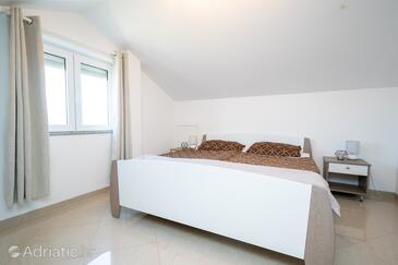 Apartmani s bazenom pogodni za obitelji s djecom Ljubač, Zadar - 21937