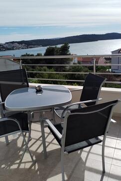 Apartmanok családok részére medencével Okrug Gornji, Ciovo - 21969