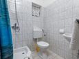 Tučepi, Koupelna v ubytování typu studio-apartment, domácí mazlíčci povoleni a WiFi.