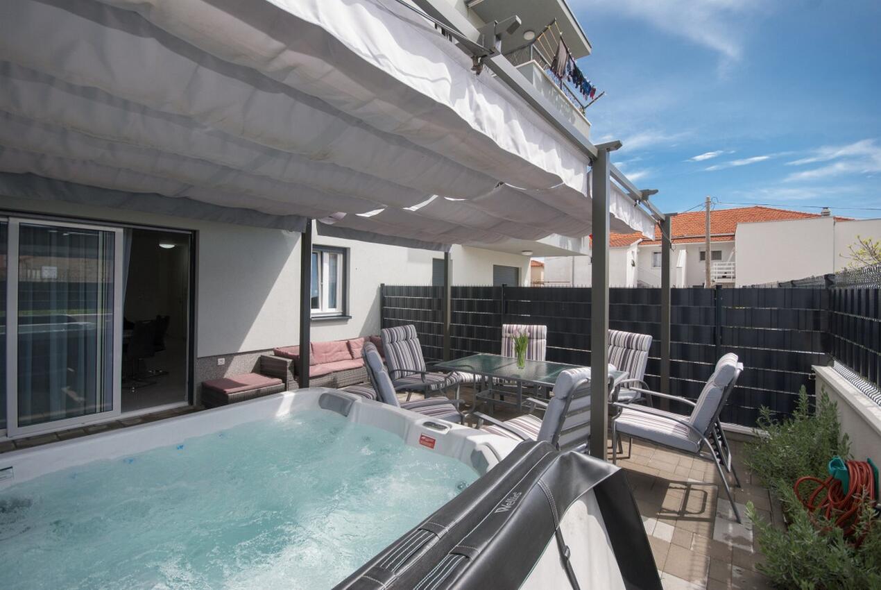 Apartmani s parkingom Trogir - 22015