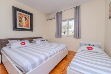 Appartamenti accanto al mare per famiglie Eso Piccola - Mali Iž, Iz - 22025