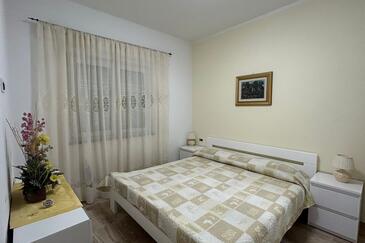 Apartmani s bazenom pogodni za obitelji s djecom Pula - 22040