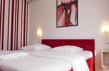 Ház családok részére medencével a tenger mellett Barbat, Rab - 22081