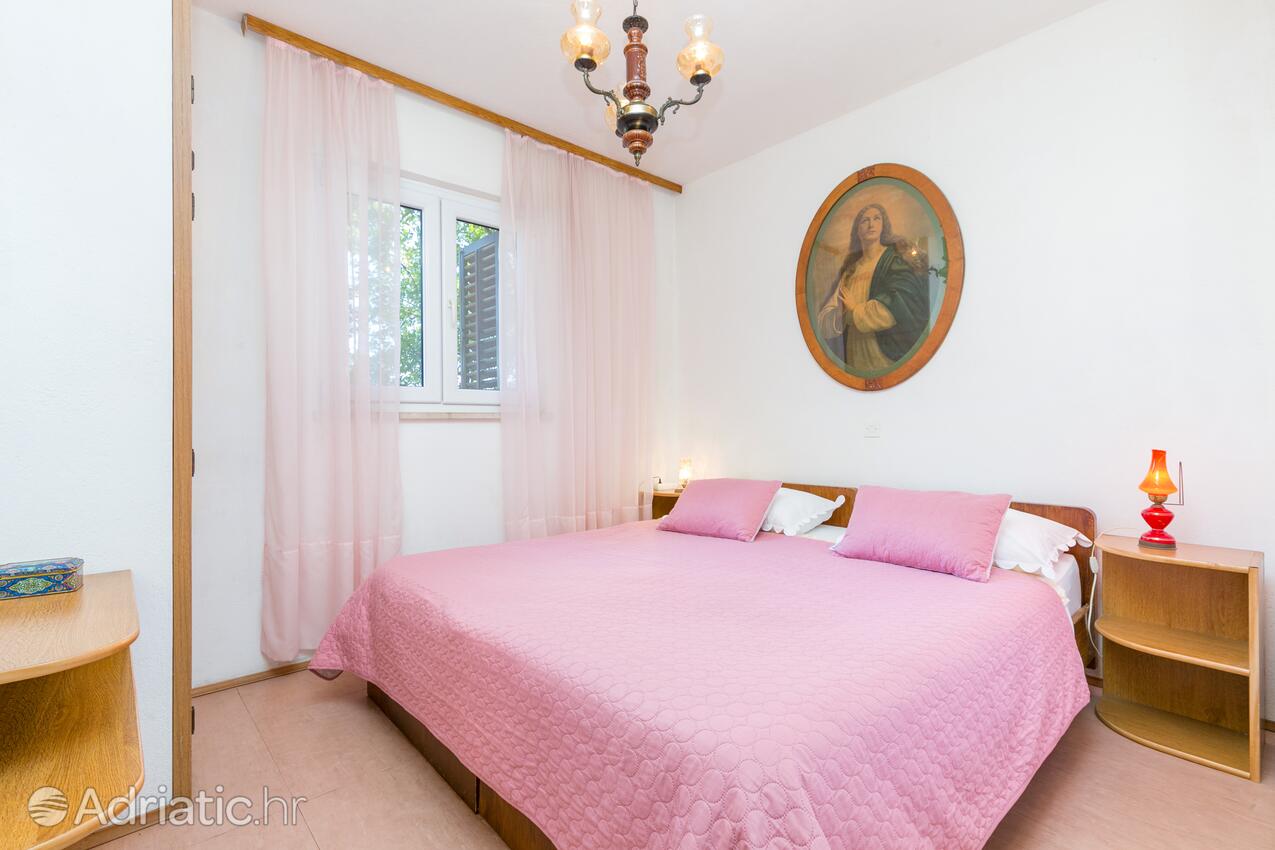 Lägenheter med parkering Supetar, Brac - 22123