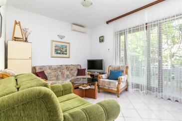 Supetar, Wohnzimmer in folgender Unterkunftsart apartment, Klimaanlage vorhanden und WiFi.