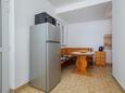 Bratuš, Jídelna v ubytování typu apartment, WiFi.