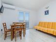 Bratuš, Obývací pokoj v ubytování typu studio-apartment, s klimatizací a WiFi.