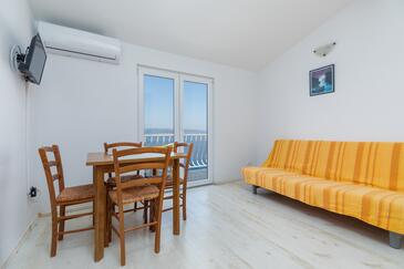 Bratuš, Obývací pokoj v ubytování typu studio-apartment, s klimatizací a WiFi.