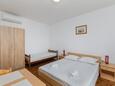 Bratuš, Dormitor în unitate de cazare tip studio-apartment, aer condiționat disponibil şi WiFi.