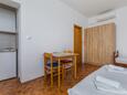 Bratuš, Sufragerie în unitate de cazare tip studio-apartment, WiFi.
