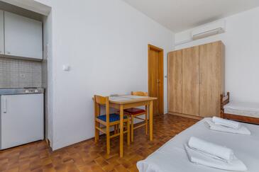 Bratuš, Sufragerie în unitate de cazare tip studio-apartment, WiFi.