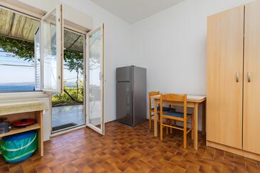 Bratuš, Jídelna v ubytování typu studio-apartment, WiFi.
