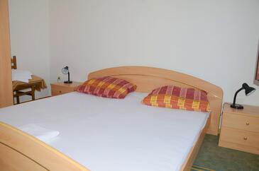 Ferienwohnungen mit Parkplatz Postira, Brac - 22207