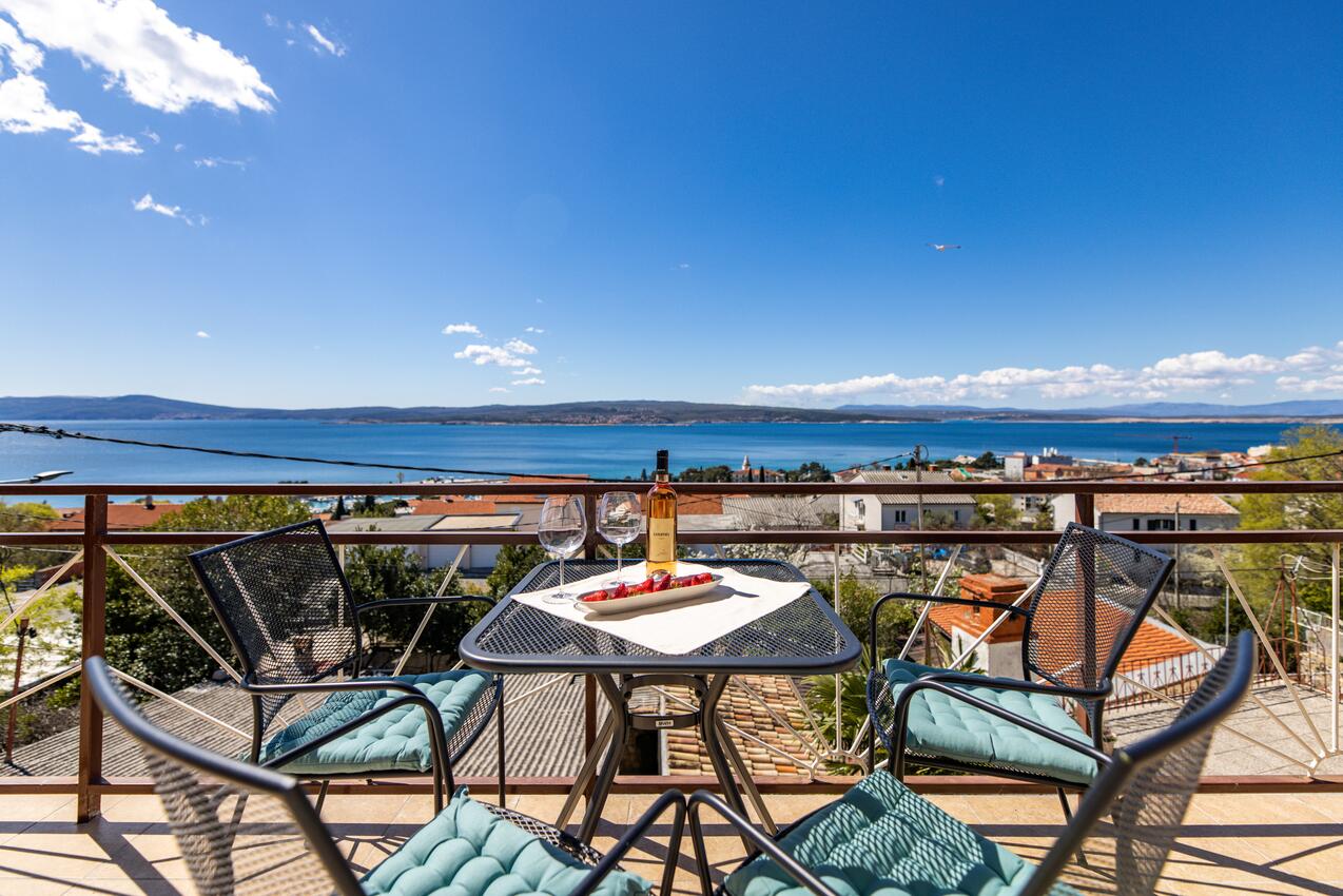 Apartments with parking space Crikvenica - 22280