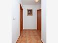 Barbat, Hallway in the house, (pet friendly) and WiFi.