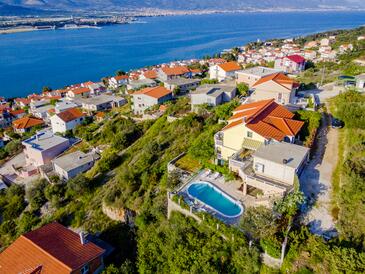 Apartmaji z bazenom za družine z otroci Mastrinka (Čiovo) - 22372 Adriatic.hr