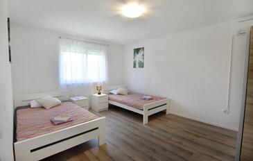 Ház családok részére medencével Buroli, Umag - 22400