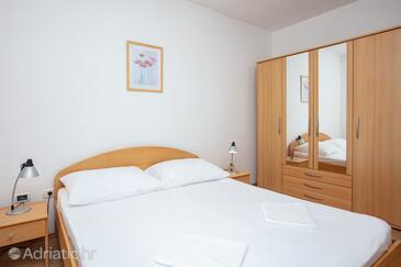 Leiligheter med parkering Murter - 22405