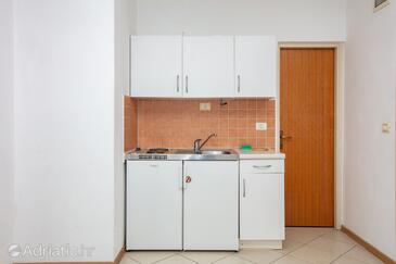 Leiligheter med parkering Murter - 22405