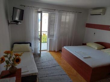 Makarska, Slaapkamer in accommodatietype room, airconditioning beschikbaar en WiFi.