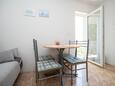 Pakoštane, Salle à manger dans l’hébergement en type apartment, animaux acceptés et WiFi.