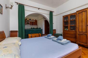 Apartments by the sea Brist, Makarska - 22463