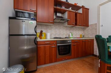 Apartments by the sea Brist, Makarska - 22463