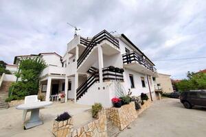 Leiligheter med parkering Rab - 22497