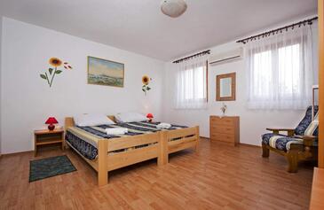 Apartments with parking space Rovinj - 22528