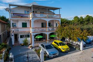 Ferienwohnungen mit Parkplatz Vodice - 22557