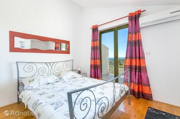 Apartmanok családok részére medencével Kastel Novi, Kastela - 22569