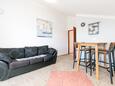 Kaštel Novi, Comedor 2 en alojamiento de tipo apartment, se admiten mascotas y WiFi.