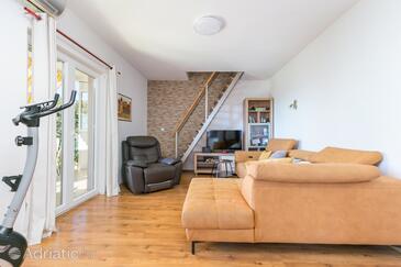 Apartmanok családok részére medencével Kastel Novi, Kastela - 22569